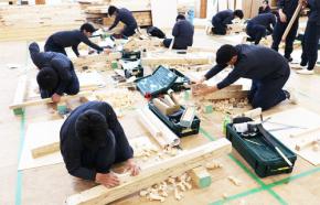 ポラス建築技術訓練校 躍進の理由＿社員として雇用　給与受給し訓練校生として1年間 全寮制で技術習得◎ 現場と直結した独自ステップアップ育成制度　多能工育成で活躍場は無限