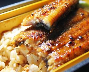 ファミリーマート「鹿児島県産 うなぎ蒲焼重」7/22 まで予約受付中◎ 4度タレ＆炭火焼きの香ばしさで極上のうまさ☆ 行列に並ばず店舗受渡で 土用の丑の日 至福時間♪