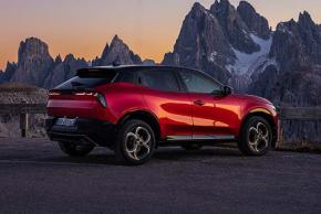 アルファ ロメオ「JUNIOR Ibrida Sport Speciale」140台限定車は“正解より感性”という設計思想が込められたアンチ・コモディティ 斎藤工「クルマと対話できる 矛盾の美学」