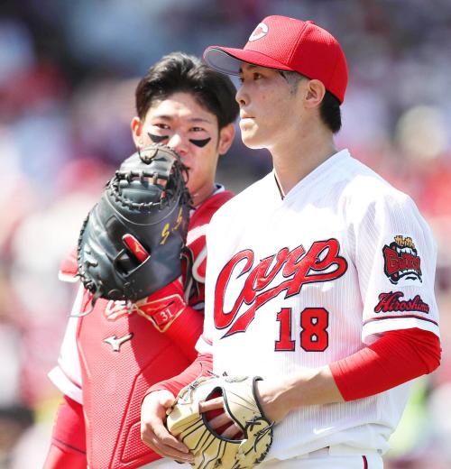 先発・森下暢仁(右)と話し合う坂倉将吾(カメラ・義村 治子)