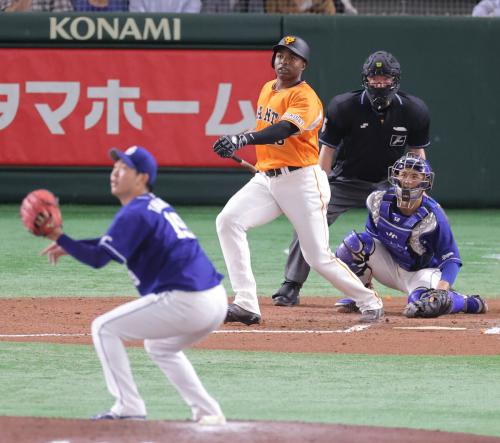 6回無死一、二塁、ポランコは右翼に適時二塁打を放つ(投手・高橋宏斗、捕手・石橋康太) (カメラ・堺 恒志)