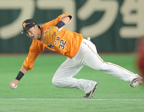 1回無死、岡林勇希の打球を捕球後に転倒する広岡大志(カメラ・中島 傑)
