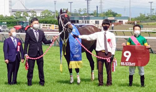 障害重賞3勝目を挙げたタガノエスプレッソと陣営関係者