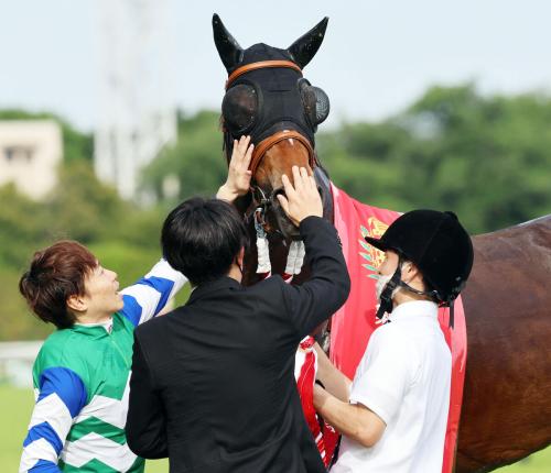 重賞5勝目を挙げたメイケイエールをねぎらう池添(左)