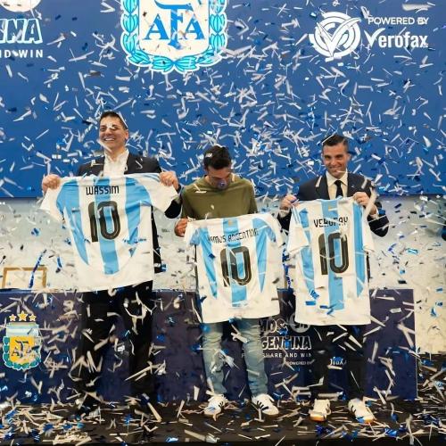 AFAの新たな章：VerofaxのCEOワッシム・メルヘビー、アルゼンチン代表監督リオネル・スカローニ、AFAマーケティング責任者レアンドロ・ピーターセンが、マイアミで「Vamos Argentina」を発表しました。