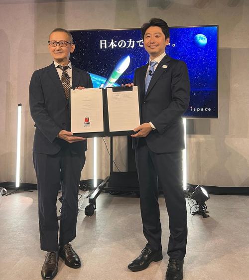 ispace本社にて開催された共同記者発表会での契約締結署名セレモニーにて 三菱重工業株式会社 防衛・宇宙セグメント 宇宙事業部長 五十嵐巖(左) 株式会社ispace 代表取締役CEO Founder 袴田武史(右)