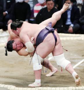 照ノ富士2連勝=大相撲九州場所2日目