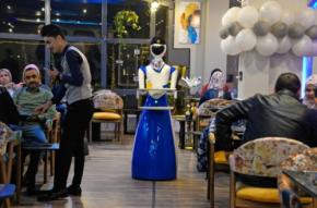 元IS拠点に新機軸 ロボット店員のいる飲食店 イラク・モスル
