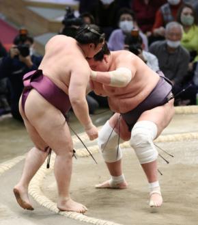 照ノ富士と貴景勝、全勝ターン＝大相撲九州場所８日目