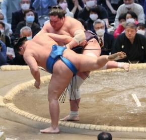 照ノ富士、新鋭を一蹴＝大相撲春場所