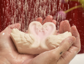 【LUSH】2026年バレンタイン限定コレクションが登場！「ハートのお手紙」や「苺マカロン」など、遊び心あふれる全38種をチェック