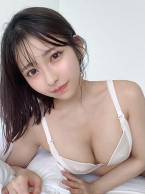 ドラマ「うちの会社の小さい先輩の話」主演の十味がセクシーショットを披露！