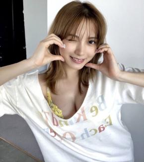 桃月なしこ、胸元を大胆に見せたショットを披露しファンの目線が釘付けに!