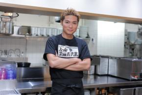 スーパー麺×麺屋武蔵のコラボイベント、EXILE SHOKICHIが厨房に降臨!つけ麺をファンに手渡しで喝采