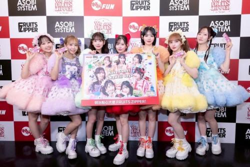 鎮西寿々歌は「きのこの山」派！FRUITS ZIPPER、初のアジアツアーで「明治