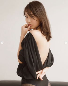 志田音々が「FRIDAY」の表紙＆グラビアに登場。背中を大胆に見せた美しいショットを披露！