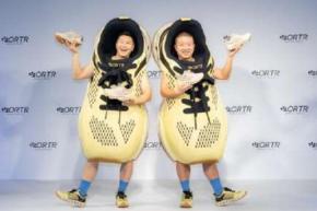 チョコプラが巨大スニーカーに！ORTR新CMで街中を歩くシュールな姿を公開