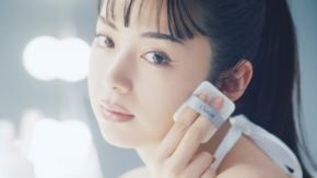 池田エライザ、真っ白な空間で際立つ美しさ チャコット初CMで見せた存在感
