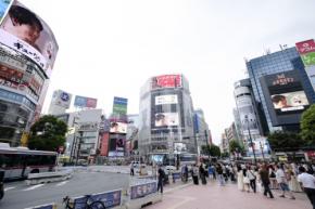 渋谷スクランブル交差点で偶然出会った「松下洸平×きゅうりのキューちゃん」 9月9日「キューちゃんの日」がもたらすワクワク感