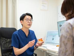​​「年齢のせい」に潜むリスク。地域医療と高度治療を繋ぐ眼科専門医の挑戦​