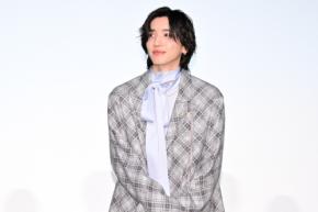 なにわ道枝駿佑、共演美女優たちから「めっちゃ足が綺麗」と女装美脚褒められる