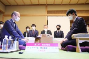 渡辺明名人が角道を止め、棋王戦とは異なるスタートに　名人戦第1局