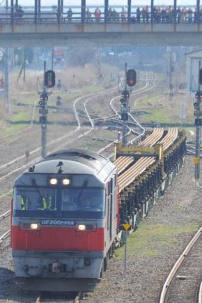 いざ札幌　新幹線延伸へ　150メートルのレール到着　北海道・長万部