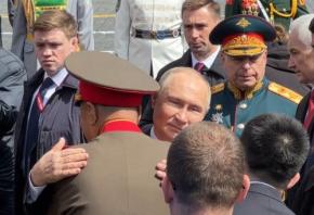 プーチン氏、前線派遣の北朝鮮将校を抱擁　対独戦勝軍事パレードで