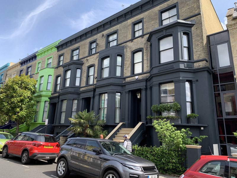 「ノッティングヘルだ」　カラフルな家を黒く塗る住民　ロンドン