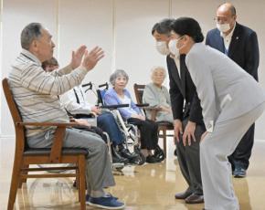 天皇、皇后両陛下が原爆養護ホームを訪問　入所者の体験に耳傾け