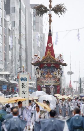 祇園祭の山鉾巡行が始まる 雨の都大路に鳴り響く「コンチキチン」