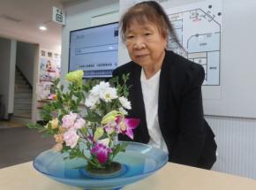 警察署に生け花飾り30年 84歳講師「見る人の癒やしに」 大阪
