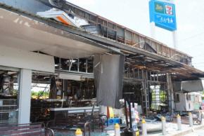焼けたセブン店舗前で…遺族が静かな訴え　タイが攻撃受けた現場公開