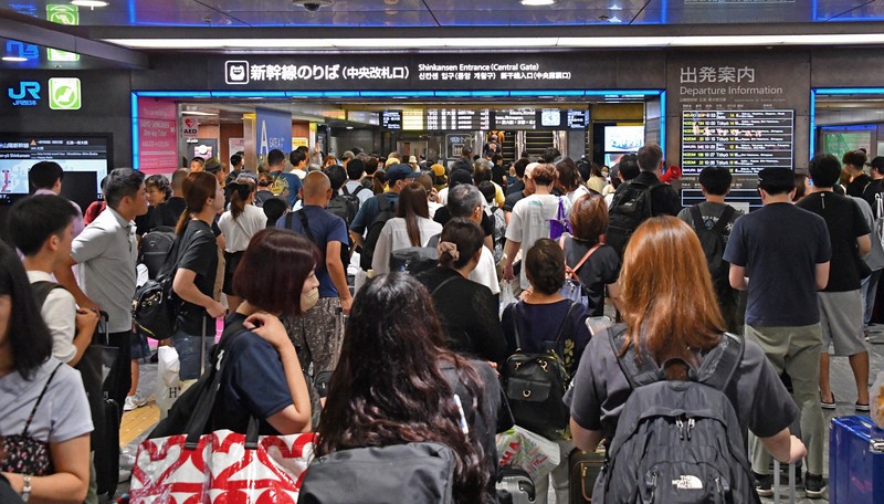 九州の大雨、お盆休みを直撃　運転再開待つ客でJR博多駅も混雑