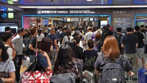 九州の大雨、お盆休みを直撃　運転再開待つ客でJR博多駅も混雑