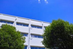 高校の女子更衣室を盗撮疑い、教諭逮捕　天井の点検口にカメラ設置か