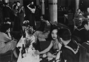 占領軍「慰安所」にパンパンガール　作家が目にした女性たち