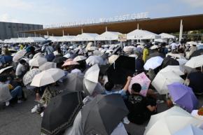 万博ゲート前に長蛇の列　開場時間の遅れ伝わらず「びっくりした」