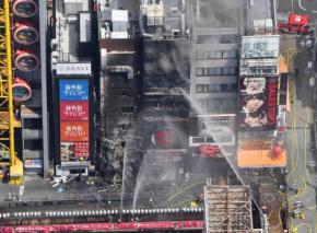 大阪・道頓堀ビル火災、男性2人が死亡　隣接ビルにも燃え移る