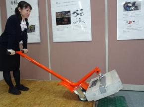 40キロの側溝ふたを軽々 災害時も活躍 ゴム製品会社放ったヒット