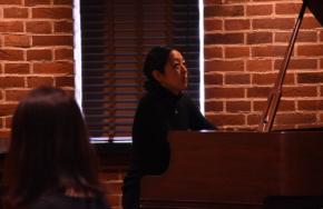 「先生は英雄」元患者の女性が奏でた鎮魂のピアノ　大阪医院放火4年