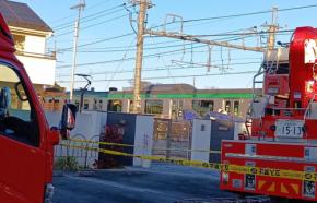 JR宇都宮線と車衝突、車内に閉じ込めの男性が救助　一部で運転再開