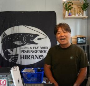 釣り場は廃校のプール　「夢とロマン」を追って移住した54歳の挑戦