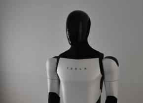 近づく「人型ロボット」の時代　テスラが今年中にも大量生産へ