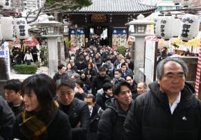 「馬のように駆け抜けます」 仕事始め、福岡・櫛田神社で参拝