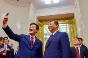 韓国大統領、習近平氏との自撮り投稿　使われたのは「話題」のスマホ