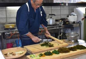 磯の香り広がる「海の七草粥」　ワカメやフノリ刻み、三重の博物館