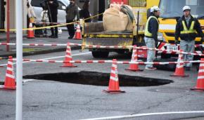 新潟で道路が直径5m陥没、通行中のトラック損傷 空港近くの住宅街