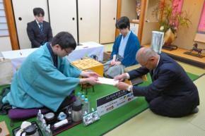 王将戦第1局 永瀬九段“真剣”で挑む 藤井王将は2時間超の長考