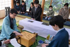 王将戦　記録係の生垣諒人三段「対局者のオーラが」　双子の弟は…